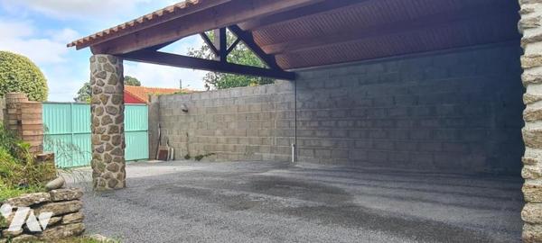 Maison de plain-pied de 60,80 m² et ses dépendances sur un terrain clos d'environ 515 m² 