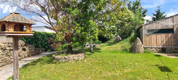 Maison de plain-pied de 60,80 m² et ses dépendances sur un terrain clos d'environ 515 m² 