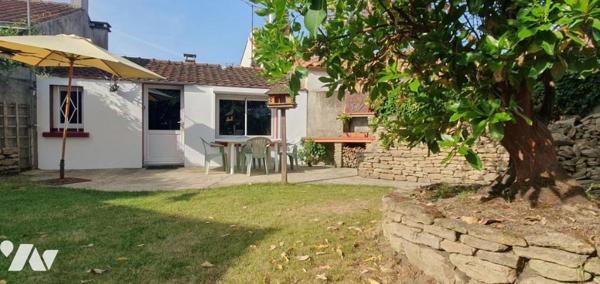 Maison de plain-pied de 60,80 m² et ses dépendances sur un terrain clos d'environ 515 m² 