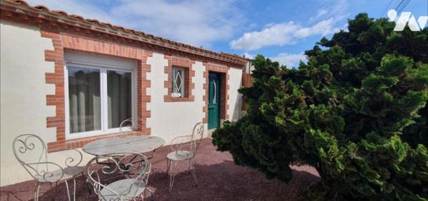 Maison de plain-pied de 60,80 m² et ses dépendances sur un terrain clos d'environ 515 m² 