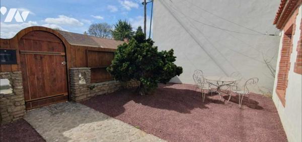 Maison de plain-pied de 60,80 m² et ses dépendances sur un terrain clos d'environ 515 m² 