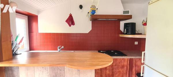 Maison de plain-pied de 60,80 m² et ses dépendances sur un terrain clos d'environ 515 m² 
