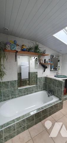 Maison de plain-pied de 60,80 m² et ses dépendances sur un terrain clos d'environ 515 m² 