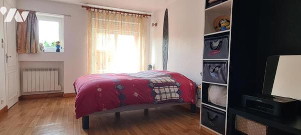 Maison de plain-pied de 60,80 m² et ses dépendances sur un terrain clos d'environ 515 m² 