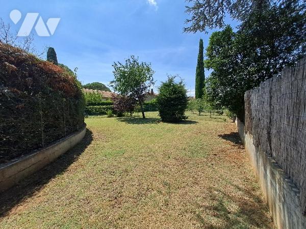 Montélimar, maison de plain pied de 75m² habitable avec garage et jardin.