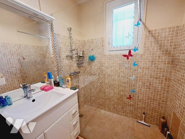 Montélimar, maison de plain pied de 75m² habitable avec garage et jardin.