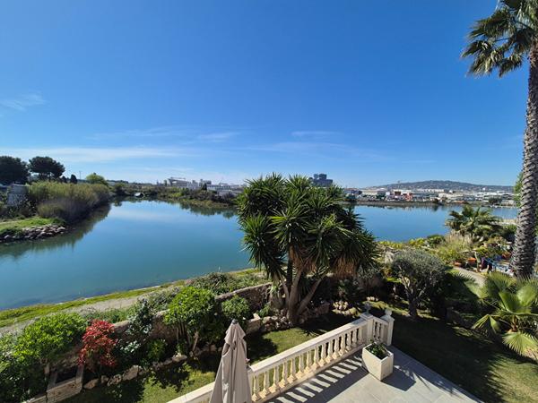 Propriété d'exception avec vue canal de 272 m² habitables sur terrain de 869 m²