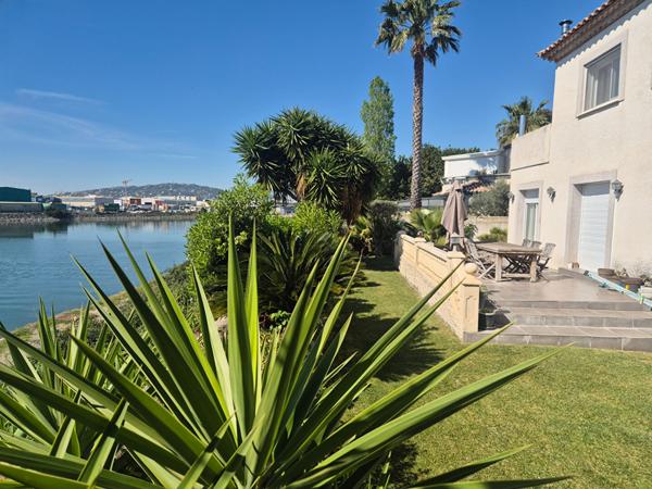 Propriété d'exception avec vue canal de 272 m² habitables sur terrain de 869 m²
