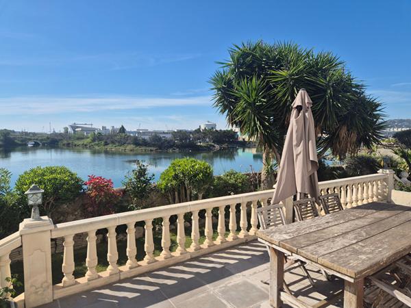 Propriété d'exception avec vue canal de 272 m² habitables sur terrain de 869 m²