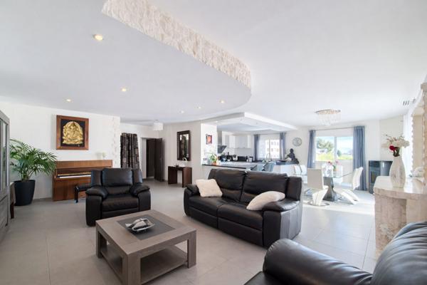 Propriété d'exception avec vue canal de 272 m² habitables sur terrain de 869 m²