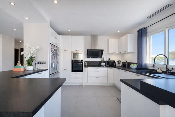 Propriété d'exception avec vue canal de 272 m² habitables sur terrain de 869 m²