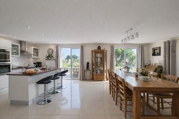 Propriété d'exception avec vue canal de 272 m² habitables sur terrain de 869 m²