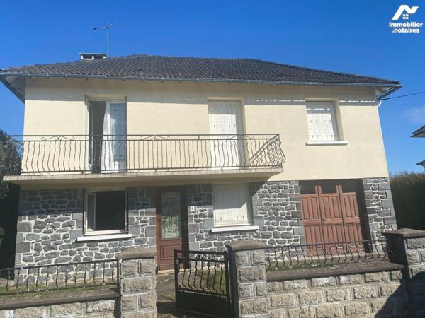 Pleaux un pavillon comprenant 4 chambres, buanderie, un salon-séjour avec balcon, cuisine,  sal...