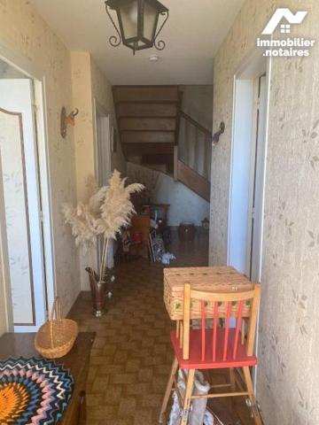 Pleaux un pavillon comprenant 4 chambres, buanderie, un salon-séjour avec balcon, cuisine,  sal...