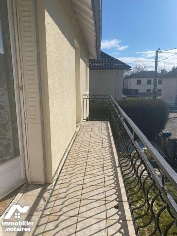 Pleaux un pavillon comprenant 4 chambres, buanderie, un salon-séjour avec balcon, cuisine,  sal...