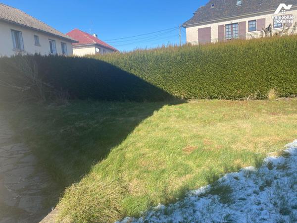 Pleaux un pavillon comprenant 4 chambres, buanderie, un salon-séjour avec balcon, cuisine,  sal...