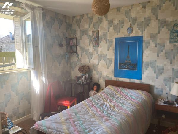 Pleaux un pavillon comprenant 4 chambres, buanderie, un salon-séjour avec balcon, cuisine,  sal...