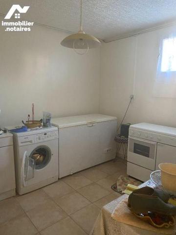 Pleaux un pavillon comprenant 4 chambres, buanderie, un salon-séjour avec balcon, cuisine,  sal...