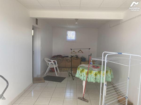 Pleaux un pavillon comprenant 4 chambres, buanderie, un salon-séjour avec balcon, cuisine,  sal...