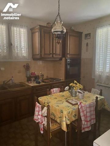 Pleaux un pavillon comprenant 4 chambres, buanderie, un salon-séjour avec balcon, cuisine,  sal...