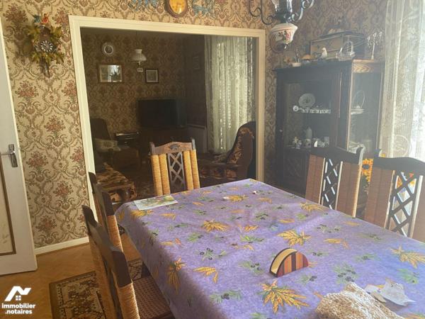 Pleaux un pavillon comprenant 4 chambres, buanderie, un salon-séjour avec balcon, cuisine,  sal...