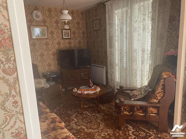 Pleaux un pavillon comprenant 4 chambres, buanderie, un salon-séjour avec balcon, cuisine,  sal...