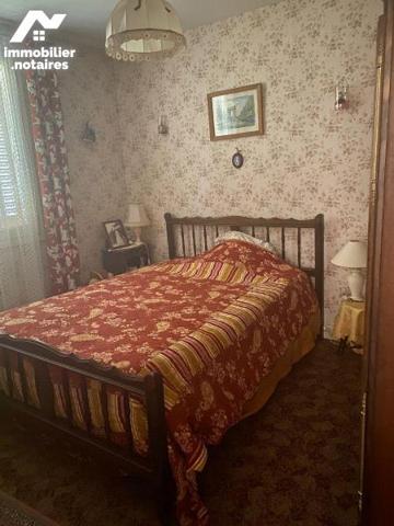 Pleaux un pavillon comprenant 4 chambres, buanderie, un salon-séjour avec balcon, cuisine,  sal...