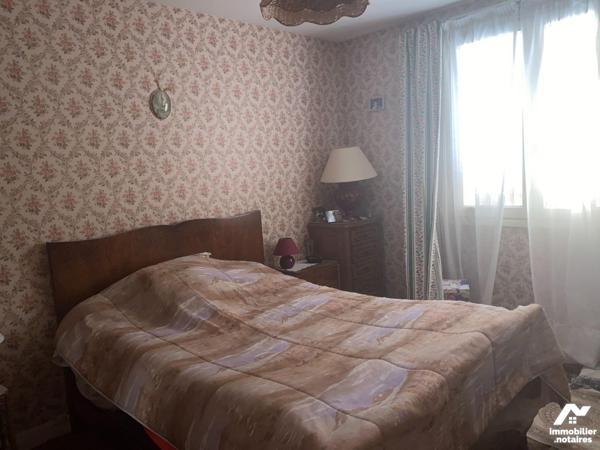 Pleaux un pavillon comprenant 4 chambres, buanderie, un salon-séjour avec balcon, cuisine,  sal...