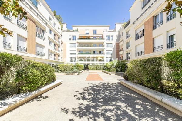 Appartement
         4 pièces
        - 90 m² Exclusivité 730 000 € *