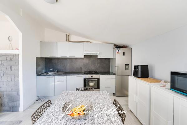 EXCLUSIVITÉ — LES CAMOINS — IMMEUBLE DE VILLAGE DE 93 M², POTENTIEL DE DIVISION