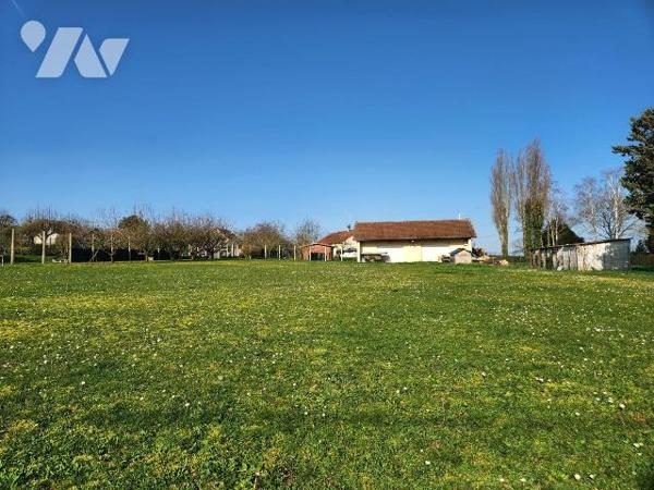 À vendre à Jessains, dans un environnement privilégié au coeur de la région des Lacs de Champag...