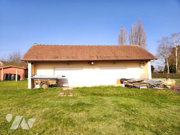 À vendre à Jessains, dans un environnement privilégié au coeur de la région des Lacs de Champag...