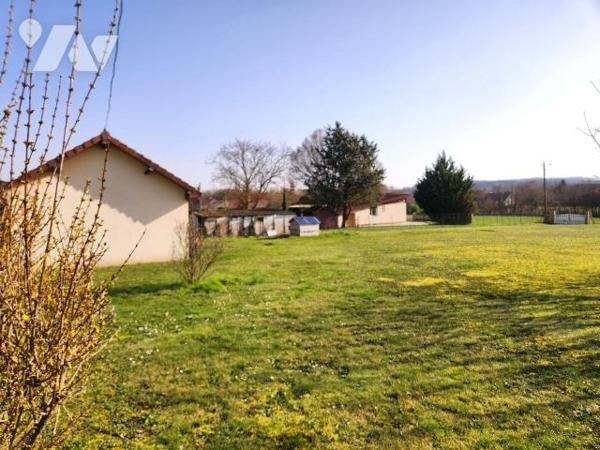 À vendre à Jessains, dans un environnement privilégié au coeur de la région des Lacs de Champag...