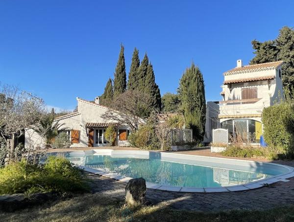 ISTRES Propriété de caractère  Maison principale + extension avec double habitation  230 m²  Terrain 1400 m²