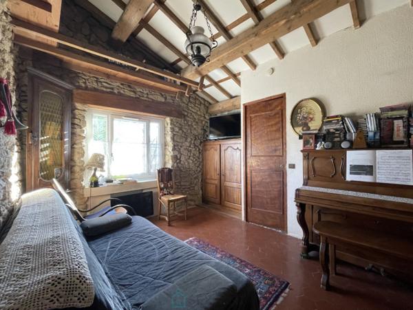 ISTRES Propriété de caractère  Maison principale + extension avec double habitation  230 m²  Terrain 1400 m²