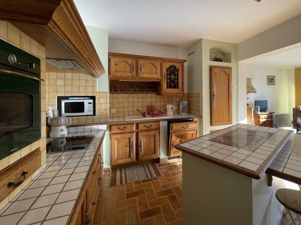 ISTRES Propriété de caractère  Maison principale + extension avec double habitation  230 m²  Terrain 1400 m²