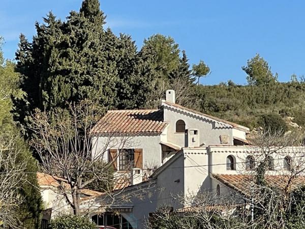 ISTRES Propriété de caractère  Maison principale + extension avec double habitation  230 m²  Terrain 1400 m²