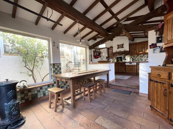 ISTRES Propriété de caractère  Maison principale + extension avec double habitation  230 m²  Terrain 1400 m²