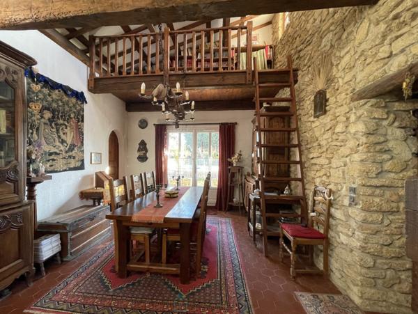 ISTRES Propriété de caractère  Maison principale + extension avec double habitation  230 m²  Terrain 1400 m²
