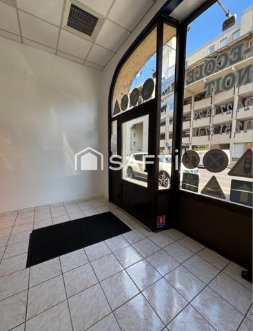 Local commercial idéalement situé .