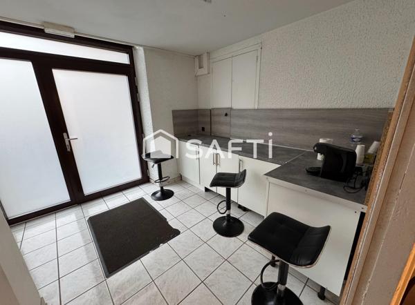 Local commercial idéalement situé .