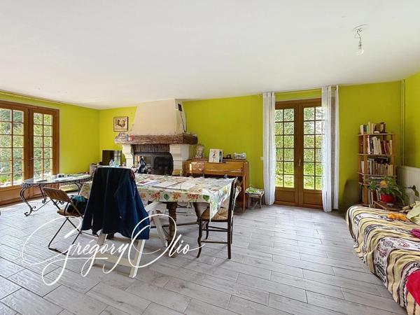 Maison de style normand,  4 pièces avec garage et dépendances.