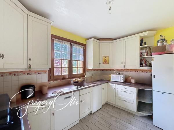 Maison de style normand,  4 pièces avec garage et dépendances.