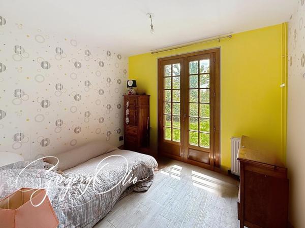 Maison de style normand,  4 pièces avec garage et dépendances.