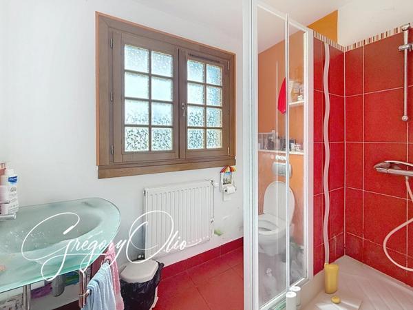 Maison de style normand,  4 pièces avec garage et dépendances.