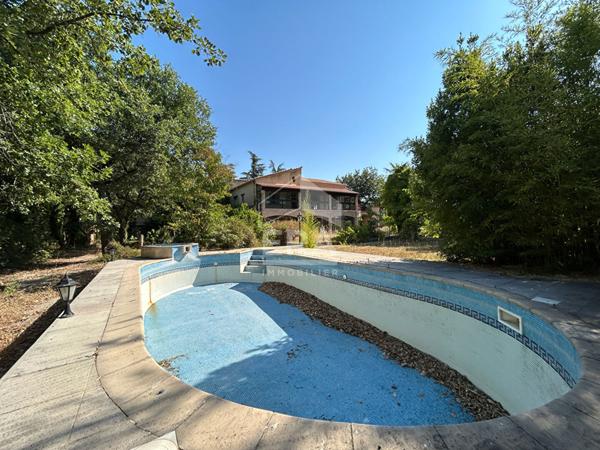 Maison Carpentras 7 pièces - 5 chambres - 214m² - Garages - Jardin