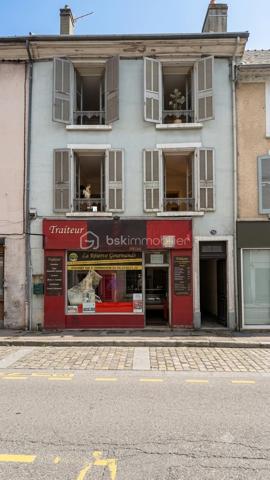 À VENDRE : Appartement 90 m² à rénover avec grenier – La Mure (38350)
Idéal investisseur, résidence principale ou secondaire.
Situé au premier étage d'une petite copropriété de seulement 3 lots en plein centre-village, découvrez ce plateau de 90 m² offrant un très joli potentiel d'aménagement. Ce bien rare bénéficie également d'un grenier de plus de 30 m², idéal pour du stockage ou une extension potentielle.
Rénovation complète à prévoir : une véritable page blanche pour concevoir votre projet sur-mesure (grand appartement ou découpe locative).
 Superficie : 90 m²
 Annexe : Grenier de plus de 30 m²
 Charges & Foncier : Très faibles (petite copropriété de 3 lots)
 Prix de vente : 89 000 €
Les avantages de La Mure en bref :
 Cadre unique : Labellisée "Village-Étape" sur la Route Napoléon, à proximité immédiate des 4 Lacs de la Matheysine et des passerelles du Monteynard.
 Dynamisme local : Attractivité touristique forte (Petit Train de La Mure) et économie locale active toute l'année.
 Commodités à pied : Tous les commerces, écoles, lycées et services sont accessibles au cœur du village.
 Rentabilité : Un marché immobilier très accessible avec une fiscalité locale légère, idéal pour un investissement performant.
Une opportunité rare avec un tel potentiel. À visiter sans tarder !