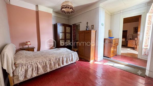 À VENDRE : Appartement 90 m² à rénover avec grenier – La Mure (38350)
Idéal investisseur, résidence principale ou secondaire.
Situé au premier étage d'une petite copropriété de seulement 3 lots en plein centre-village, découvrez ce plateau de 90 m² offrant un très joli potentiel d'aménagement. Ce bien rare bénéficie également d'un grenier de plus de 30 m², idéal pour du stockage ou une extension potentielle.
Rénovation complète à prévoir : une véritable page blanche pour concevoir votre projet sur-mesure (grand appartement ou découpe locative).
 Superficie : 90 m²
 Annexe : Grenier de plus de 30 m²
 Charges & Foncier : Très faibles (petite copropriété de 3 lots)
 Prix de vente : 89 000 €
Les avantages de La Mure en bref :
 Cadre unique : Labellisée "Village-Étape" sur la Route Napoléon, à proximité immédiate des 4 Lacs de la Matheysine et des passerelles du Monteynard.
 Dynamisme local : Attractivité touristique forte (Petit Train de La Mure) et économie locale active toute l'année.
 Commodités à pied : Tous les commerces, écoles, lycées et services sont accessibles au cœur du village.
 Rentabilité : Un marché immobilier très accessible avec une fiscalité locale légère, idéal pour un investissement performant.
Une opportunité rare avec un tel potentiel. À visiter sans tarder !