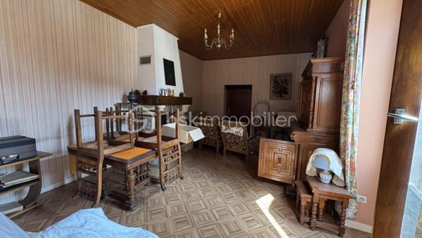 À VENDRE : Appartement 90 m² à rénover avec grenier – La Mure (38350)
Idéal investisseur, résidence principale ou secondaire.
Situé au premier étage d'une petite copropriété de seulement 3 lots en plein centre-village, découvrez ce plateau de 90 m² offrant un très joli potentiel d'aménagement. Ce bien rare bénéficie également d'un grenier de plus de 30 m², idéal pour du stockage ou une extension potentielle.
Rénovation complète à prévoir : une véritable page blanche pour concevoir votre projet sur-mesure (grand appartement ou découpe locative).
 Superficie : 90 m²
 Annexe : Grenier de plus de 30 m²
 Charges & Foncier : Très faibles (petite copropriété de 3 lots)
 Prix de vente : 89 000 €
Les avantages de La Mure en bref :
 Cadre unique : Labellisée "Village-Étape" sur la Route Napoléon, à proximité immédiate des 4 Lacs de la Matheysine et des passerelles du Monteynard.
 Dynamisme local : Attractivité touristique forte (Petit Train de La Mure) et économie locale active toute l'année.
 Commodités à pied : Tous les commerces, écoles, lycées et services sont accessibles au cœur du village.
 Rentabilité : Un marché immobilier très accessible avec une fiscalité locale légère, idéal pour un investissement performant.
Une opportunité rare avec un tel potentiel. À visiter sans tarder !