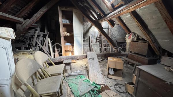 À VENDRE : Appartement 90 m² à rénover avec grenier – La Mure (38350)
Idéal investisseur, résidence principale ou secondaire.
Situé au premier étage d'une petite copropriété de seulement 3 lots en plein centre-village, découvrez ce plateau de 90 m² offrant un très joli potentiel d'aménagement. Ce bien rare bénéficie également d'un grenier de plus de 30 m², idéal pour du stockage ou une extension potentielle.
Rénovation complète à prévoir : une véritable page blanche pour concevoir votre projet sur-mesure (grand appartement ou découpe locative).
 Superficie : 90 m²
 Annexe : Grenier de plus de 30 m²
 Charges & Foncier : Très faibles (petite copropriété de 3 lots)
 Prix de vente : 89 000 €
Les avantages de La Mure en bref :
 Cadre unique : Labellisée "Village-Étape" sur la Route Napoléon, à proximité immédiate des 4 Lacs de la Matheysine et des passerelles du Monteynard.
 Dynamisme local : Attractivité touristique forte (Petit Train de La Mure) et économie locale active toute l'année.
 Commodités à pied : Tous les commerces, écoles, lycées et services sont accessibles au cœur du village.
 Rentabilité : Un marché immobilier très accessible avec une fiscalité locale légère, idéal pour un investissement performant.
Une opportunité rare avec un tel potentiel. À visiter sans tarder !